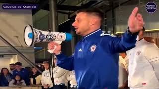 Martin Anselmi se entrega a su afición en la serenata que le dieron sus aficionados al equipo