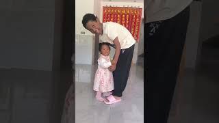Big brother's at home, Yue Yue is so happy!