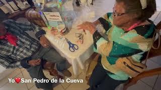 Doña Beba y Don Pancho abren los sobres de dinero que juntaron en su boda gracias por sus regalo