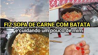 O FRIO CHEGOU POR AQUI E CORRI FAZER UMA SOPA PRA GENTE / E TIREI UM TEMPINHO PRA CUIDAR DE MIM