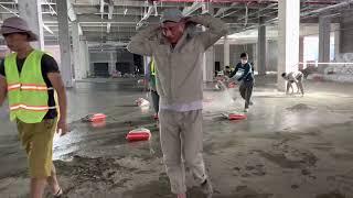 Thi công sàn Epoxy : rải chất căng cứng bề mặt sau khi đổ bê tông