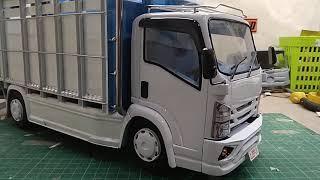 Miniatur truk putih polos simpel mbois