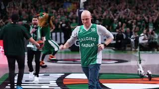 Žalgiris fan hits a half-court shot!