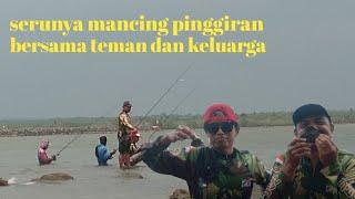 Mancing di pinggir pantai sambil liburan sama keluarga