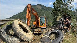 Rescue to change the tire of the Doosan DX140 excavator that had a flat tire. Giang's daily work.