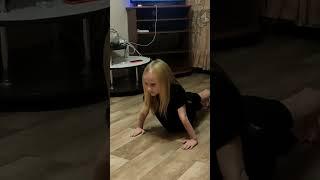 Виктория Алейникова 8 лет. Отжимания 65 раз 