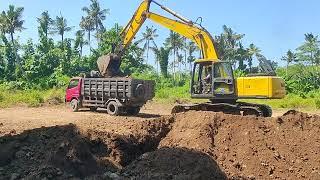 The Komatsu excavator with its tough bucket successfully moved rocks and lifted soil.