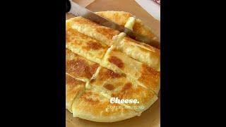 超拉丝芝士土豆饼外脆里糯！平底锅就搞定 土豆和芝士的神仙吃法！外皮酥脆，内里满满的芝士土豆馅，软糯拉丝真的好吃哭了！ 做法简单，有平底锅就能搞定，家里有吃不完的土豆快试试这个吃法吧～#一人食记