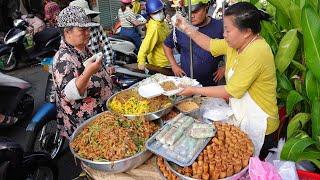 Dọn hàng khách đến quá đông không ai nghĩ xe bún xào đơn giản lại đắt khách đến vậy