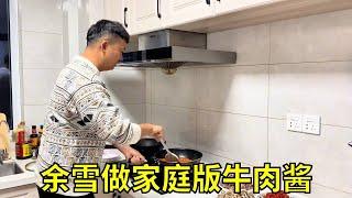 余雪做牛肉酱，拌上米饭面条那叫一个绝，诺诺言言抢着吃！#牛肉酱#夫妻日常