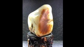 玉 華夏和田玉 精品重器新疆和田玉籽料羊脂白玉原石，珍品来袭！重5.6公斤 ，红皮白肉，玉质细腻油润，原汁原味，美不胜收，临江之畔，璞石无光，千年磨砺，温润有方。家人们细品原石之魅力……#Shorts