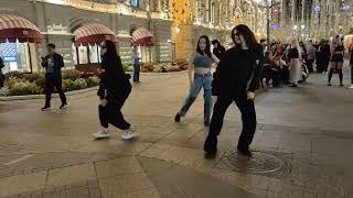 В Москве осень а русским девушкам танцующим K-POP на Никольской улице и она нипочём #Moscow