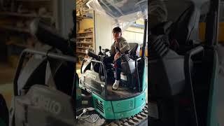 아빠 보면 안되는데...? kid excavator driver #shorts