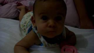 Maria Eduarda - engatinhando