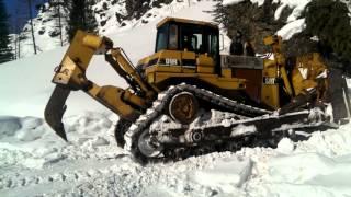 Гусеничный бульдозер CAT D9R в работе