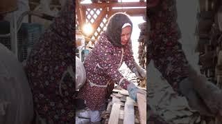 Живёт одна на краю села и колет дрова.