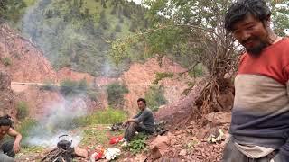 【西藏篇】西藏最危險的死亡公路，大量車子翻下山谷。禿鷲般的三個藏民，守候在懸崖邊