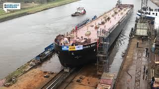 Tankschip Saskia Reich rolt in Waterhuizen van de werf