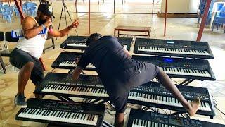 see how saviour Bee is playing the keyboard with foot 