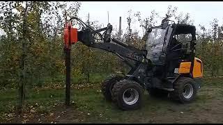 Klou KPD1 Vibrating Post Driver attachment on Giant Loader