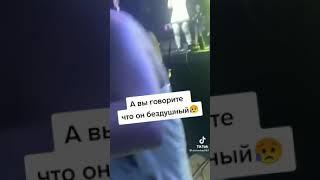 Моргенштерн прыгнул в толпу и помог фанатке