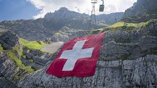 Riesen-Fahne zum Schweizer Nationalfeiertag