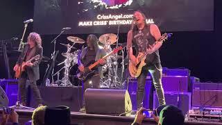 Paul Stanley, Zach Throne, Brent Woods, Brent Fitz, Robby Crane hustle “Whole Lotta Love”