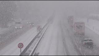 Starker Wintereinbruch in Niedersachsen: Starkschneefall auf A 7 und liegen gebliebene LKW