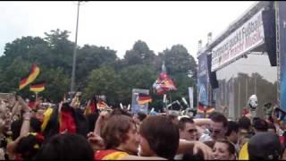 WM 2010-Deutschland gegen Argentinien (4:0) - Dortmund/Friedensplatz -Nach 1.Tor-1/5