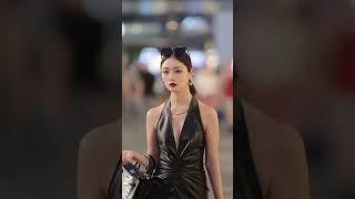 安静走在街头，却像故事里的女主角｜真实镜头下的她　#文艺街拍 #街头女神