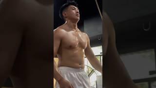 流汗的肌肉男男人味十足