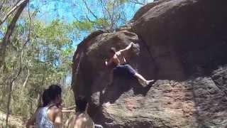 Nilo escalando Boulder "O SILENCIO DAS ÁGUAS" V4