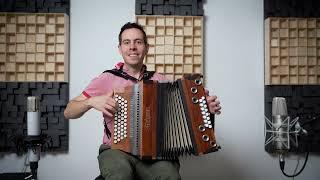 Thomas spielt „Drei Chinesen mit dem Kontrabass" auf der Steirischen Harmonika