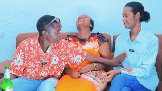Inyogoye abonye hugue aratangara uyu numuhungu se ubwenjye yabuzirikiye inyuma kugakanu ntabwo afite