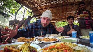 Foreigner's first time eating "Dhaba Food"  غیر ملکی پہلی بار ڈھابہ کا کھانا کہاتا ہے