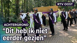 Surinaamse begrafenis in Twente: zingen en dansen met de kist | RTV Oost