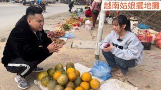 越南姑娘擺地攤賣柚子，我來幫她全買.她好開心還加我好友