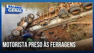 Motorista fica preso às ferragens por 8 horas em Araxá após caminhão cair em ribanceira