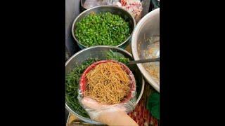 河南60岁阿姨卖卤面，7元一份，加一勺豆角，颜色感觉很不错 #皇冠级别的爱永远拿得出手  @一汽丰田皇冠#街边小吃 #郑州#美食 #路边摊