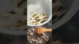 Ginisang talong na may sahog na pusit aguy sarap tlga.