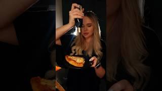  Пицца с моцареллой, страчеттелой, ветчиной и красным луком