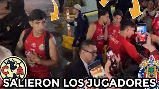 JUGADORES de CHIVAS SALUDARON a la AFICIÓN en la SERENATA en HOTEL, PREVIA AMÉRICA vs CHIVAS