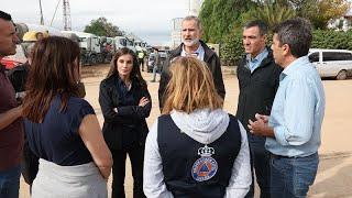 Spagna, fango su Felipe VI e Letizia: i Reali contestati durante visita alle vittime dell'alluvione