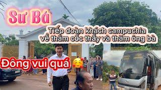 Đông vui quá  SƯ BÁ tiếp đoàn khách campuchia về thăm cốc thầy và thăm ông bà