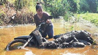 Genius Girl: Comprehensive Repair and Maintenance Of a Motorbike Swept Away By Flood