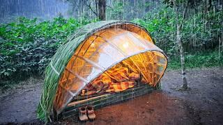 BEST SOLO BUSHCRAFT HEAVY RAIN - BUILD A UNIQUE SHELTER