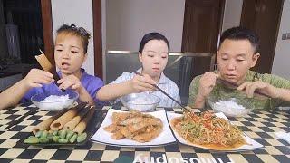 主动分吃的，就知道他没安好心#eating show#eating challenge#husband and wife eating food#eating#mukbang #asmr eating