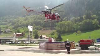 Waldbrand in Visp Helikopter Löschflüge Originalton