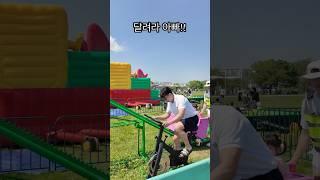 딸들을 위해 힘차게 페달을 밟는 아빠의 노력