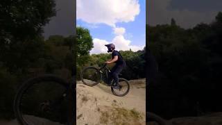 lui va IN SCIOLTEZZA SUI SALTI DELL' @insanebikepark4438 #fun #fyp #full #metal #jump #bike #mtb